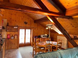 eine Küche und ein Esszimmer mit einem Tisch in einer Hütte in der Unterkunft Harmony House in Salvan