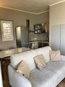 a living room with a couch and a kitchen at Villa Grazia in Casa Mazzari