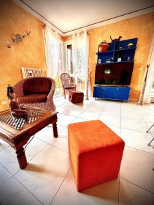 salon z kanapą i czerwoną kanapą w obiekcie Welcome Traveller L'APPARTAMENTO DI NORMA w mieście Bardolino