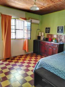 ein Schlafzimmer mit einem Bett und einem karierten Boden in der Unterkunft Apartamento Monoambiente Independiente en Salto Ciudad in Salto