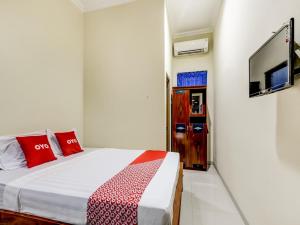 A bed or beds in a room at Super OYO 90927 Homestay Tentrem 2