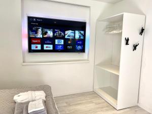 En TV eller et underholdningssystem på Apartment Schloofschdubb in Fuldatal bei Kassel