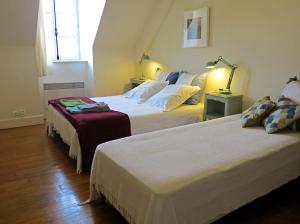 ein Schlafzimmer mit 2 Betten und einer Lampe in der Unterkunft La Ferme de la Fosse Dionne in Tonnerre