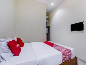 A bed or beds in a room at Super OYO 90927 Homestay Tentrem 2