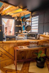cocina con encimera de madera con ollas y sartenes en The Grand La Paz Experience Hotel Boutique en La Paz