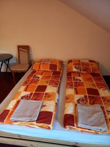 dos camas sentadas una al lado de la otra en una habitación en Hotel RÓŻA, en Łosice