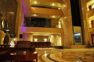 Beau Site Belle Vue Hotel tesisinde bir oturma alanı
