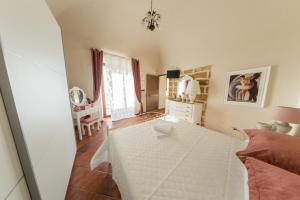 een woonkamer met een witte tafel. bij Casa Vacanze Terrasini Duomo in Terrasini