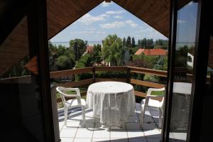 Balkón alebo terasa v ubytovaní Vöröskő apartmanház