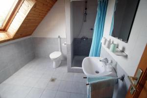 Kúpeľňa v ubytovaní Vöröskő apartmanház