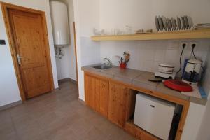 Kuchyňa alebo kuchynka v ubytovaní Vöröskő apartmanház