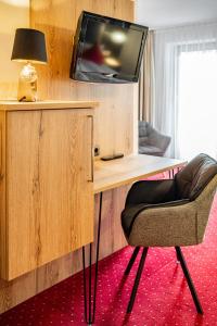 TV a/nebo společenská místnost v ubytování Berghotel & Chalets Adersberg Chiemgau Card kostenfrei