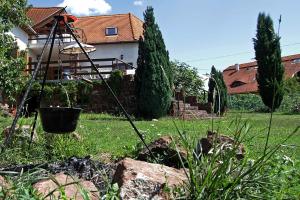 Vonkajšia záhrada v ubytovaní Vöröskő apartmanház