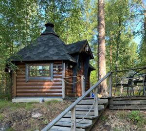 une cabine dans les bois avec un escalier menant à celle-ci dans l'établissement Vänvik Pyhtää, à Siltakylä