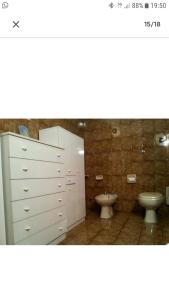 ein Badezimmer mit einer weißen Kommode und 2 WCs in der Unterkunft Il Giardino di Rosy in Manduria