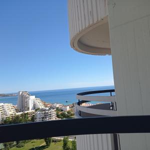 een balkon met uitzicht op de oceaan bij Praia da Rocha,1605 Torre Verde, Charming Apartment, Sea View, by IG in Portimão