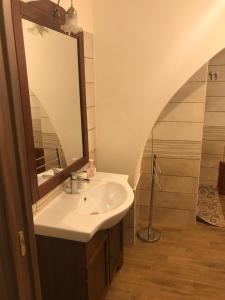 La salle de bains est pourvue d'un lavabo et d'un miroir. dans l'établissement Da Piero e Lidia, à Iglesias
