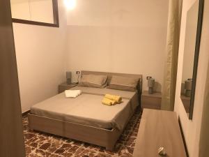 - une chambre avec un lit et 2 serviettes dans l'établissement Da Piero e Lidia, à Iglesias