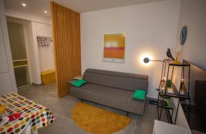 - un salon avec un canapé et un lit dans l'établissement Nook BB, à Split