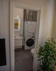 La salle de bains est pourvue d'un lave-linge et de toilettes. dans l'établissement Nook BB, à Split
