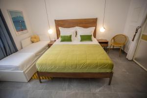 - une chambre dotée d'un grand lit avec des draps verts dans l'établissement Nook BB, à Split