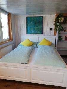 En eller flere senge i et værelse på Gemütliche Wohnung in Einfamilienhaus