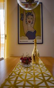 - une bouteille de vin et un bol de fruits sur une table dans l'établissement Nook BB, à Split