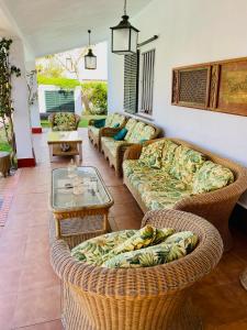 uma sala de estar com sofás e uma mesa em Villa América Chalet Independiente con Piscina en Urbanización Roche Conil Cádiz Andalucía España em Roche
