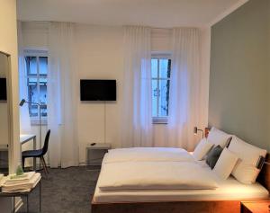 a hotel room with a bed and a window at Parkhotel Am Schwanenteich in Bad Sooden-Allendorf