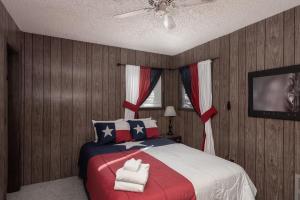een slaapkamer met een bed met rood wit en blauw bij McCarthy House, 3 Bedroom, Deck, Views, Sleeps 6, WiFi in Ruidoso