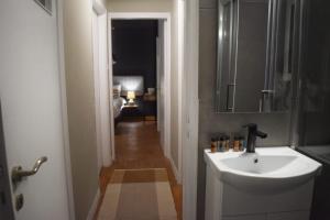 Un baño de Location...Acropolis!