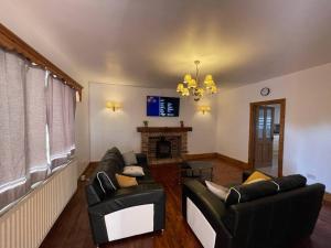 sala de estar con 2 sofás y chimenea en Park Terrace Professional Let, en Bedlington