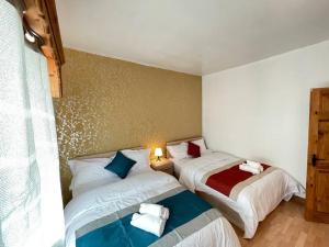 1 dormitorio con 2 camas y ventana en Park Terrace Professional Let, en Bedlington