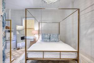 Ένα ή περισσότερα κρεβάτια σε δωμάτιο στο The Oleander Hotel Room 5