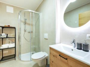 łazienka z prysznicem, toaletą i umywalką w obiekcie Apartment Alpenherz w mieście Sautens