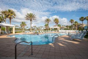 una gran piscina con palmeras y sillas en 855 Cinnamon Beach, en Palm Coast