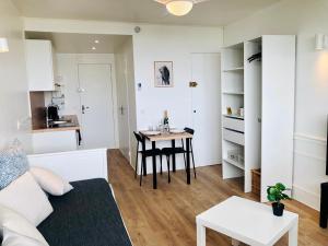 een woonkamer met een bank en een tafel bij Superbe appartement front de mer in Villeneuve-Loubet