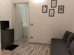 Una sala de estar con un sofá y un televisor. en Casa Nax, en Terni