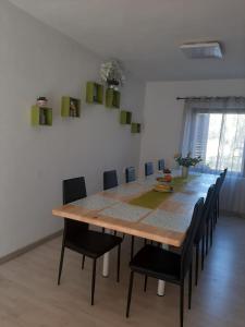 une salle à manger avec une grande table et des chaises en bois dans l'établissement Holiday home Ivano, à Korenica