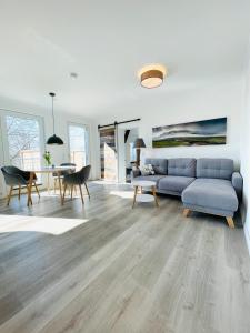 韦斯特雷费尔Hof Steinhütten Boutique Apartments的客厅里有一张蓝色的沙发和一张桌子