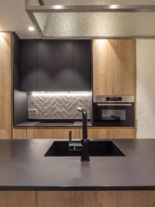 uma cozinha com um lavatório e um fogão em Moderno alojamiento completo en pleno centro de Zaragoza em Zaragoza