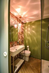 a bathroom with a sink and a toilet at Moderno alojamiento completo en pleno centro de Zaragoza in Zaragoza