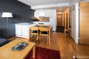 Кухня або міні-кухня у Levi Chalet Ski In-Out apartment