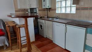 サラマンカにあるLOFT Estudio BRETON GRAN VIAのキッチン(シンク、洗濯機付)