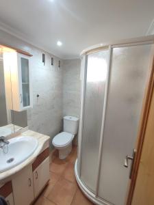 ein Bad mit einer Dusche, einem WC und einem Waschbecken in der Unterkunft Eternalbeach in Santa Pola