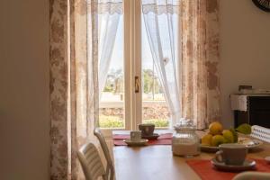 stół jadalny z widokiem na okno w obiekcie La Casa dei Limoni w mieście Modica