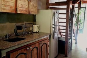een keuken met een wastafel en een koelkast bij La Matera in Bariloche