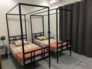 מיטה או מיטות קומותיים בחדר ב-Les Hirondelles