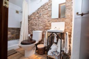 A bathroom at Casa Rural de Benitandús