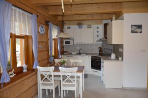 Kuchyňa alebo kuchynka v ubytovaní Apartmány u vlčích jam